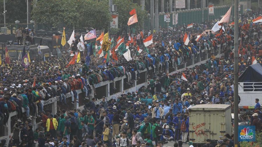 Lalu lintas tersendat karena aksi mahasiswa yang digelar di Gedung DPR memblokade jalan tol dalam kota.