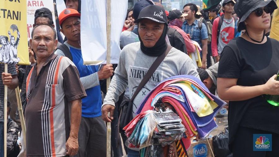 Sampai saat ini, massa masih berdatangan ke Senayan. Tampak kelompok buruh mulai datang dan bergabung dengan mahasiswa