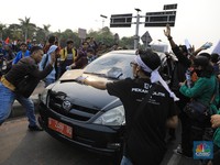 Mobil Pelat Merah Jadi Sasaran Amuk Massa di Depan Gedung DPR