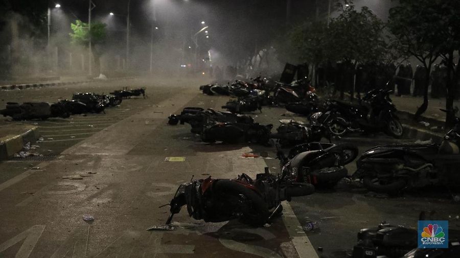 Sejumlah massa yang bertahan dalam aksi di kawasan DPR