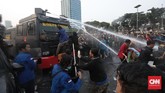 Polisi menembakkan water cannon dan membuat pedemo kocar-kacir. Sebagian mahasiswa berlarian ke arah Slipi, dan sebagian ke arah Semanggi. (CNN Indonesia/Bisma Septalisma).