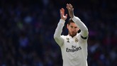 Sergio Ramos terpilih sebagai salah satu bek terbaik meski performa Real Madrid terbilang buruk musim lalu. (Photo by GABRIEL BOUYS / AFP)