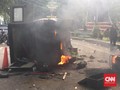 Mobil di Depan Polsek Tanah Abang Diduga Dibakar Massa
