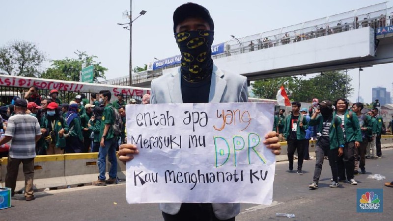 Ribuan Mahasiswa menolak sejumlah rancangan undang-undang (RUU) yang dinilai bermasalah.
