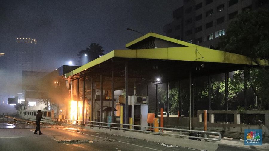Saat ini aparat kepolisian masih terlibat bentrokan dengan massa demonstran yang sejak tadi siang berada di depan Gedung DPR.