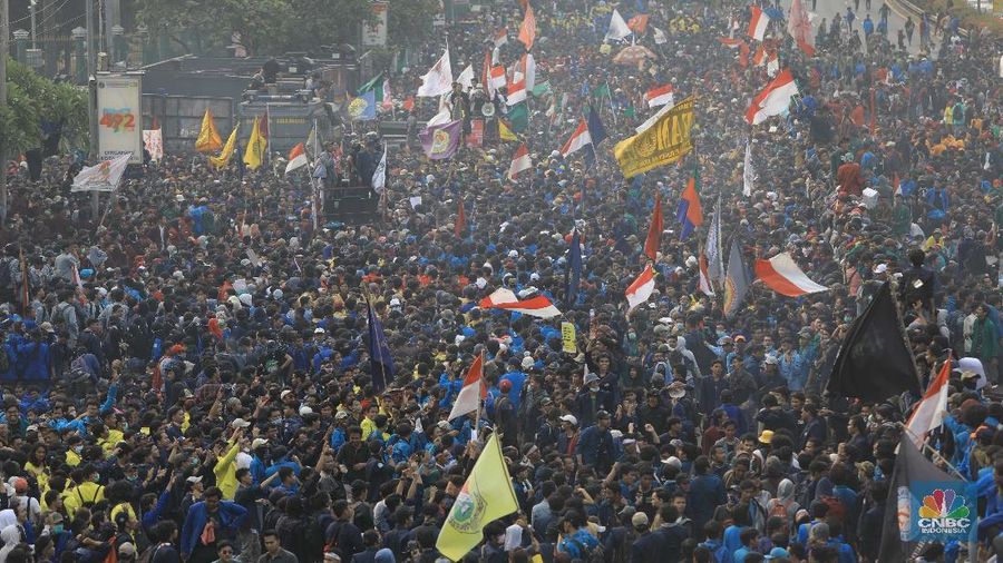 Lalu lintas tersendat karena aksi mahasiswa yang digelar di Gedung DPR memblokade jalan tol dalam kota.