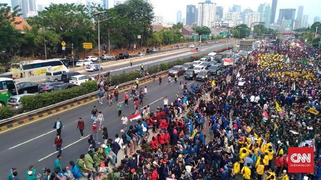 Mahasiswa Demo di DPR Blokade Tol Dalam Kota