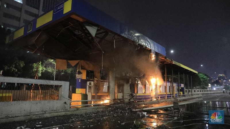 Saat ini aparat kepolisian masih terlibat bentrokan dengan massa demonstran yang sejak tadi siang berada di depan Gedung DPR.