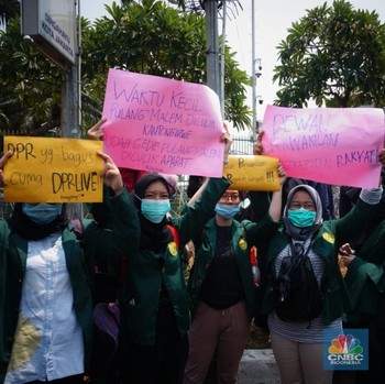 Poster-poster Unik & Lucu Mahasiswa di Aksi Demonstrasi DPR