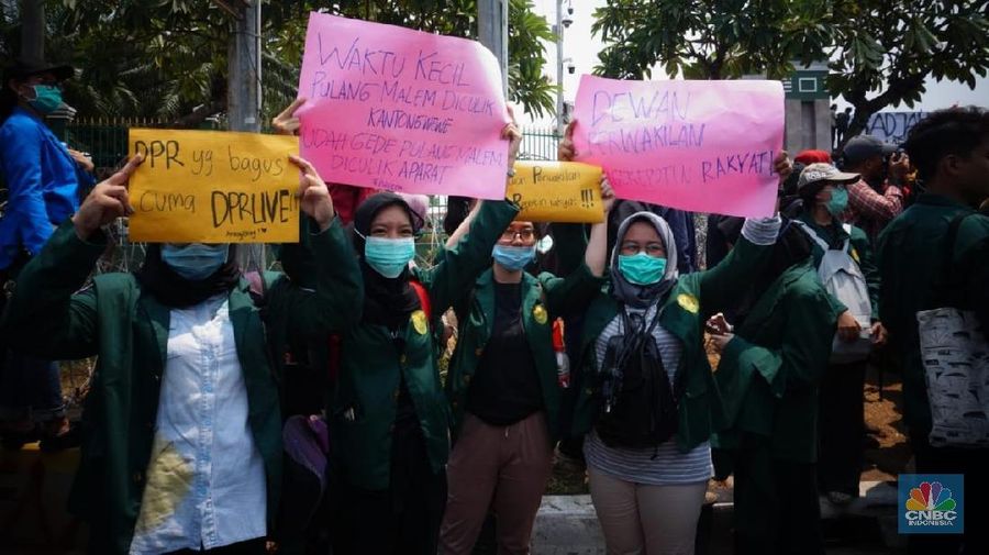 Ribuan Mahasiswa menolak sejumlah rancangan undang-undang (RUU) yang dinilai bermasalah.