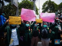Poster-poster Unik & Lucu Mahasiswa di Aksi Demonstrasi DPR