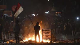 FOTO: Bentrokan Masih Berlangsung di Palmerah