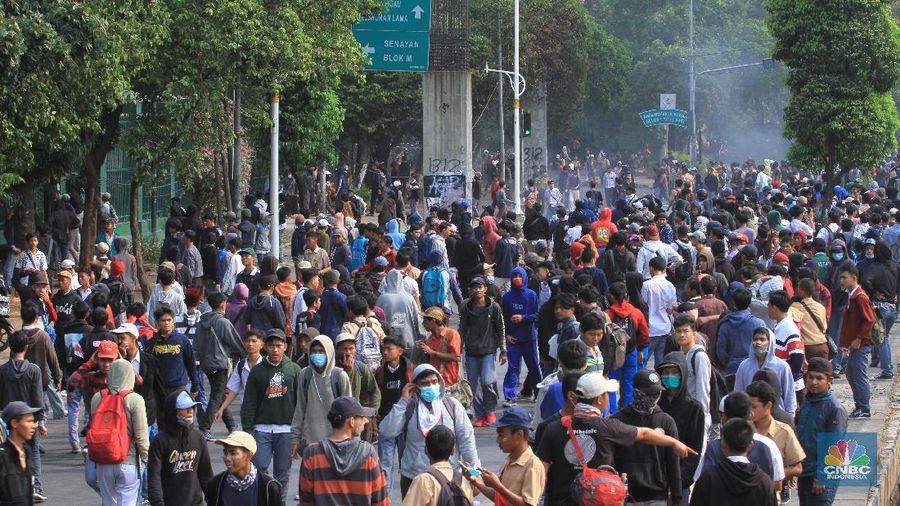 Mereka tampak mengenakan seragam sekolah dan sebagian lainnya memakai baju biasa.