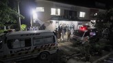 Getaran gempa bahkan terasa hingga New Delhi, Haryana, dan Rajasthan, India. (AP Photo/Anjum Naveed)