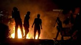 Setelah ditembakkan gas air mata, massa tak bubar dan justru makin beringas. (ANTARA FOTO/Aprillio Akbar