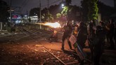 Sejumlah pengendara motor berjaket ojek online terlihat berkeliaran di lokasi guna membantu mengantar minum kepada massa. (ANTARA FOTO/Aprillio Akbar)