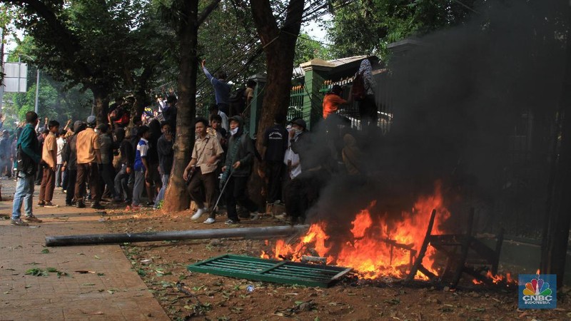 Mereka tampak mengenakan seragam sekolah dan sebagian lainnya memakai baju biasa.