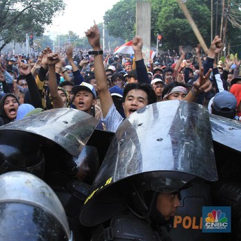 Ricuh! Ratusan Pelajar Bentrok dan Lempar Batu ke DPR