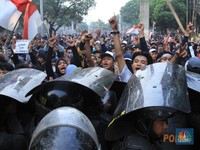 Ricuh! Ratusan Pelajar Bentrok dan Lempar Batu ke DPR