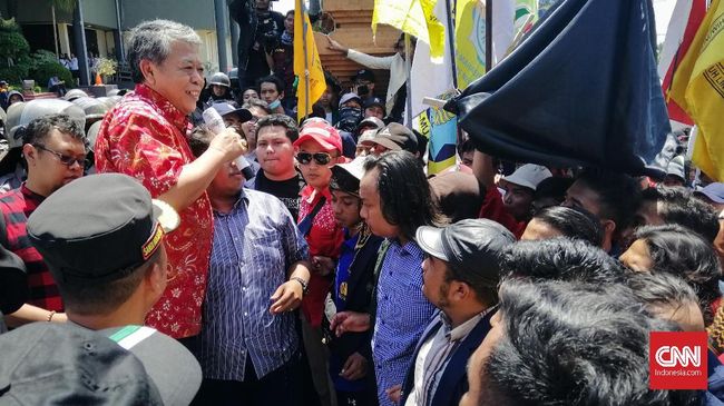 Tolak UU KPK, Ketua DPRD Jatim Lepas Batik Merah Depan Massa