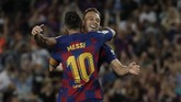 Barcelona kemudian menggandakan keunggulan pada menit ke-15 melalui gol Arthur Melo. Lionel Messi merayakan gol bersama Arthur. (AP Photo/Joan Monfort)
