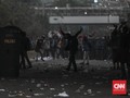 Polisi Pukul Mundur Massa di Slipi dan Senayan