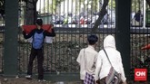 Tak semua dari pelajar sekolah menengah di belakang Gedung DPR itu mengaku tahu seutuhnya apa persoalan yang gencar diprotes para massa aksi mahasiswa di berbagai daerah dalam dua hari terakhir. Banyak dari mereka mengaku terpacu ikut aksi karena ajakan di media sosial dan aplikasi pesan. (CNN Indonesia/Adhi Wicaksono)