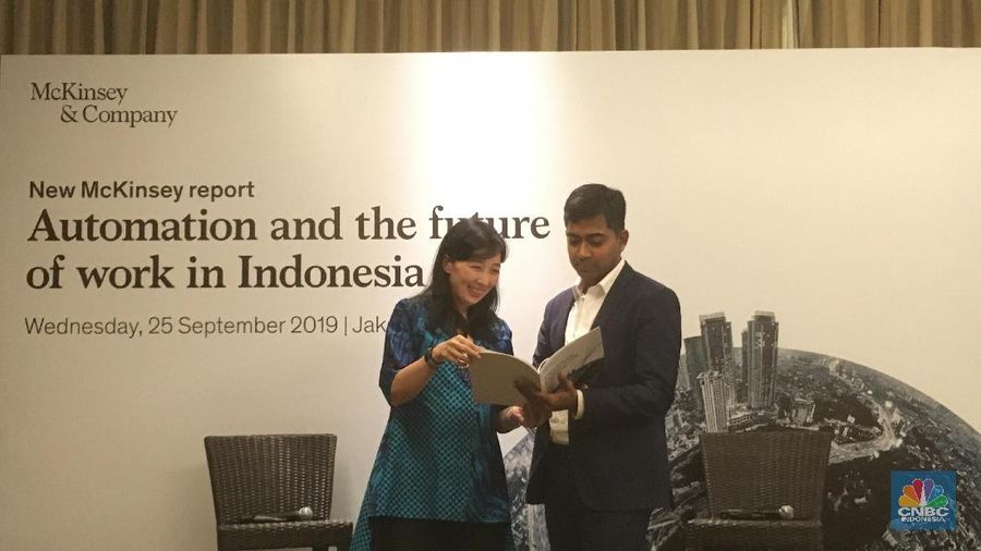 Dalam Revolusi Industri 4.0, tugas yang dahulu dikerjakan manusia akan digantikan oleh mesin yang secara otomatis melakukan dan mengatur pekerjaan lebih cepat.