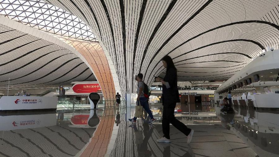 Pembangunan bandara ini menghabiskan dana USD 63,3 miliar atau setara Rp882 triliun.