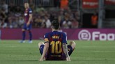 Setelah berduel dengan Javi Ontiveros, Lionel Messi merasakan sakit pada bagian paha kiri. (AP Photo/Joan Monfort)
