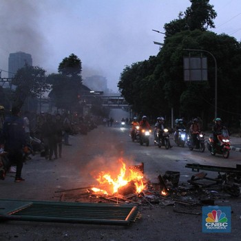 Ricuh! Massa Pelajar Bentrok dengan Aparat di Sekitar DPR