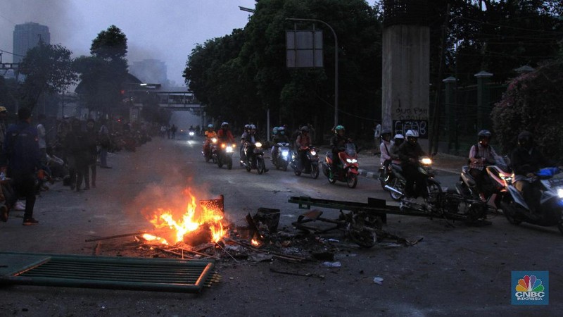 Demo tersebut berujung bentrokan, antara pelajar dengan aparat kepolisian. Massa pelajar dihalau dengan tembakan gas air mata oleh polisi.
