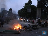 Ricuh! Massa Pelajar Bentrok dengan Aparat di Sekitar DPR