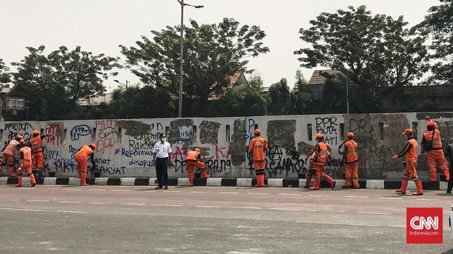 Tembok Penuh Mural Umpatan ke DPR di Senayan Dicat Ulang