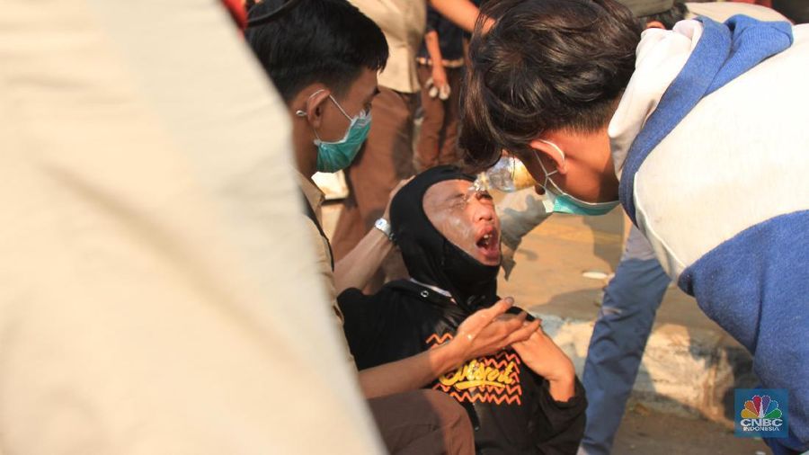 Mereka tampak mengenakan seragam sekolah dan sebagian lainnya memakai baju biasa.