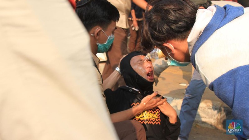 Mereka tampak mengenakan seragam sekolah dan sebagian lainnya memakai baju biasa.