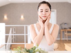 Serum atau Moisturizer Dulu? Ini Urutan Pemakaian Skincare yang Benar Serum atau Moisturizer Dulu? Ini Urutan Pemakaian Skincare yang Benar