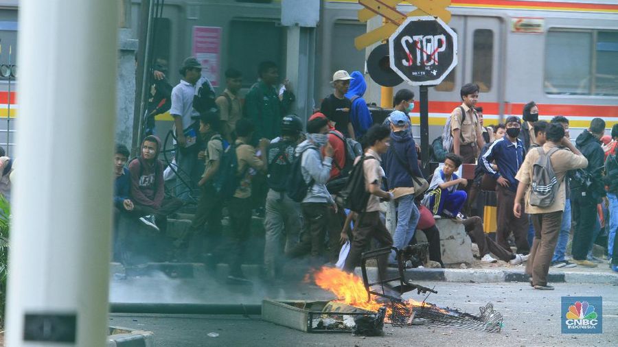 Mereka tampak mengenakan seragam sekolah dan sebagian lainnya memakai baju biasa.