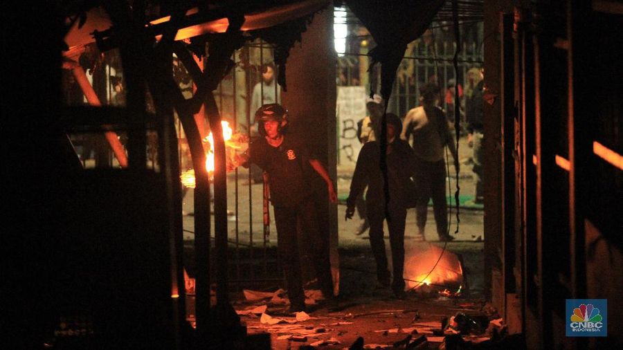 Tembakan gas air mata dilakukan untuk menghalau massa yang telah bertindak anarkis melempari gedung parlemen dari luar.
