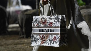 Rumah Mode Dior Buat Masker untuk Corona