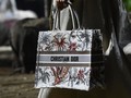 Rumah Mode Dior Buat Masker untuk Corona