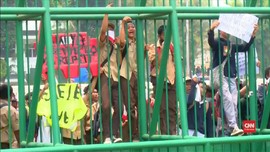 VIDEO: SIswa SMP dan SMA Unjuk Rasa RKUHP di Kawasan DPR