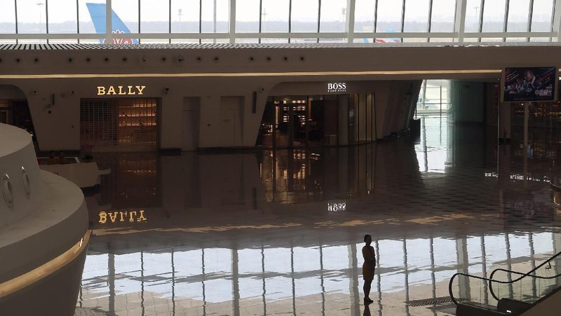 Pembangunan bandara ini menghabiskan dana USD 63,3 miliar atau setara Rp882 triliun.