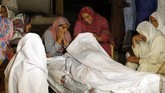Pada 8 Oktober 2005, gempa bermagnitudo 7,6 mengguncang Kashmir yang dikuasai Pakistan. Akibatnya 73 ribu orang meninggal dan membuat 3,5 juta penduduk tidak punya tempat tinggal. (AP Photo/Anjum Naveed)