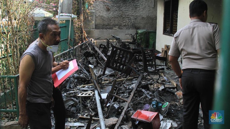 Aksi anarkis pendemo semalam, mengakibatkan sejumlah kerusakan.
