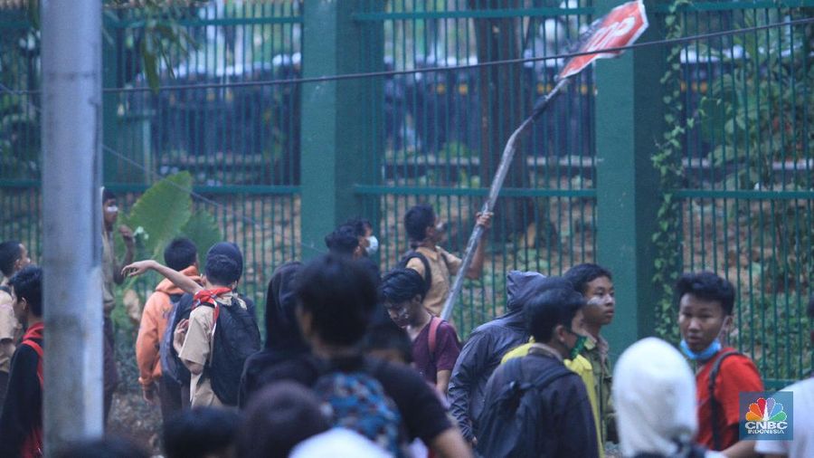 Demo tersebut berujung bentrokan, antara pelajar dengan aparat kepolisian. Massa pelajar dihalau dengan tembakan gas air mata oleh polisi.