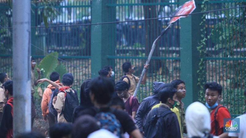 Demo tersebut berujung bentrokan, antara pelajar dengan aparat kepolisian. Massa pelajar dihalau dengan tembakan gas air mata oleh polisi.