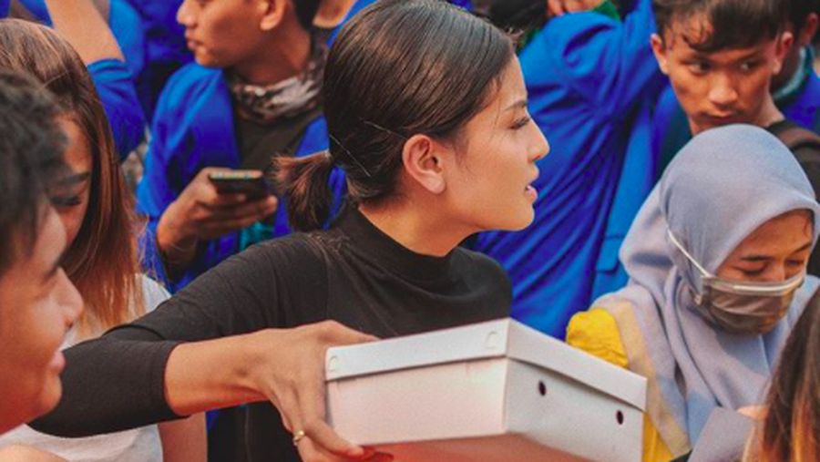 Sosok selebgram Awkarin terlihat berada di tengah kerumunan demo mahasiswa.