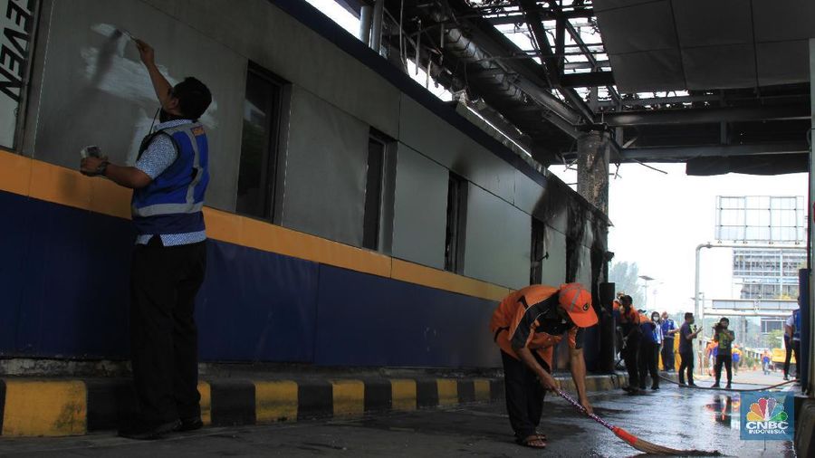 Aksi anarkis pendemo semalam, mengakibatkan sejumlah kerusakan.
