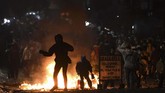 Massa juga melakukan aksi bakar-bakaran di jalanan. Mereka merusak rambu lalu membakarnya. (ANTARA FOTO/Nova Wahyudi)